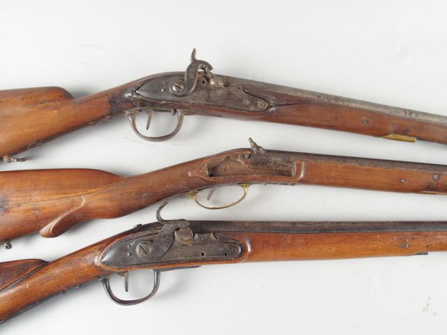 125-  Lot de trois fusils à percussion mono coup dont un sans sa plati