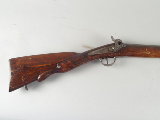 133- Long fusil de chasse à percussion et à platine à l’arrière de fac