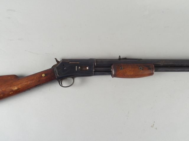 137- Rifle à pompe Colt Lightning calibre 38 Colt numéro « 77825 » à c
