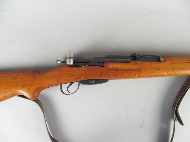 142- Fusil Suisse réglementaire K31 calibre 30/284W avec son magasin a
