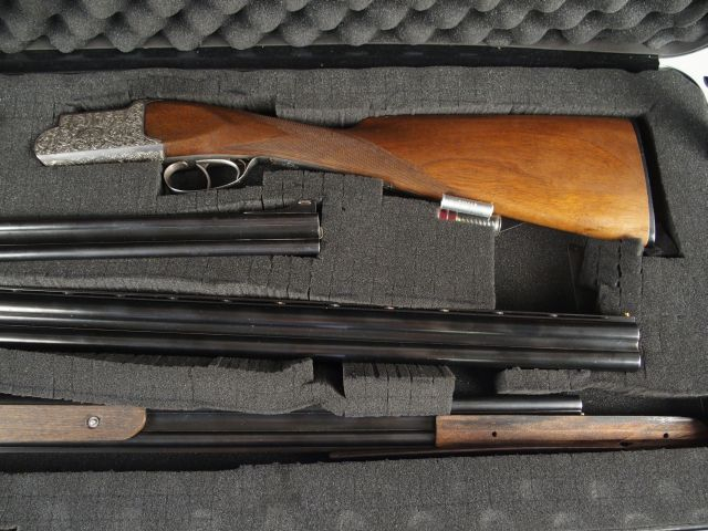 179- Belle et rare valise dévolue à la chasse, contenant un fusil supe