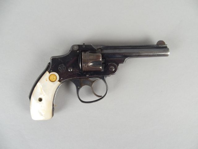 222- Révolver Smith et Wesson à brisure à chien calibre 32 S W à 5 cou