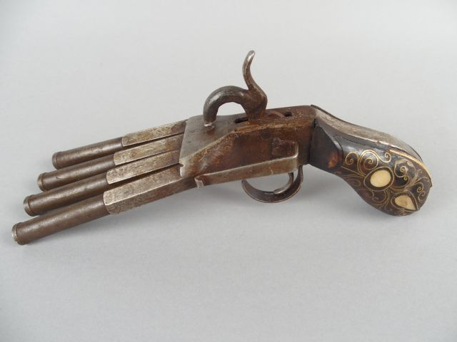 234- pistolet type patte de canard à 4 canons à percussion et à coffre