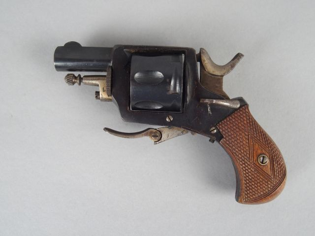 236- Revolver de poche calibre 320. Canon rayé. Sureté par verrouillag