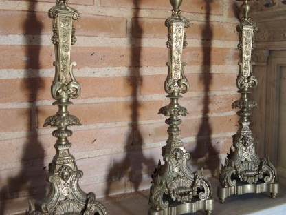 Suite de six chandeliers XIXème en bronze, à décor de visages, de rinc