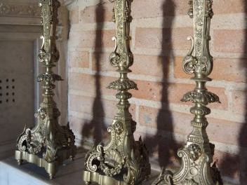 Suite de six chandeliers XIXème en bronze, à décor de visages, de rinc