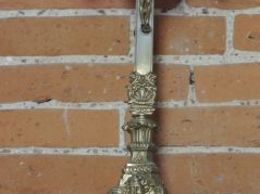 Suite de six chandeliers XIXème en bronze, à décor de visages, de rinc