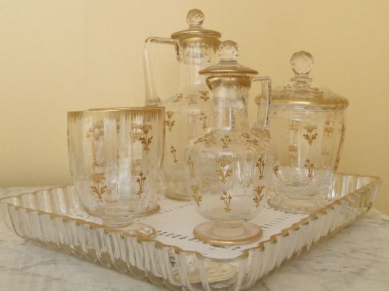 Verre à eau Napoléon III en cristal et émail doré à décor de fleurette