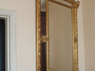 Grand miroir XIXème à parecloses en bois et stuc doré