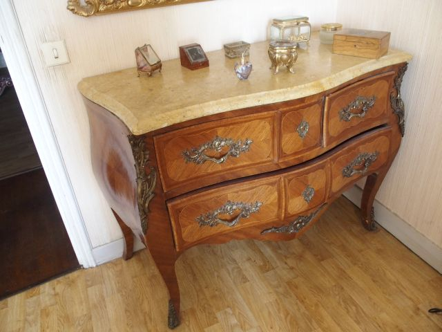Commode de style Louis XV en marqueterie ouvrant à deux tiroirs, dessu