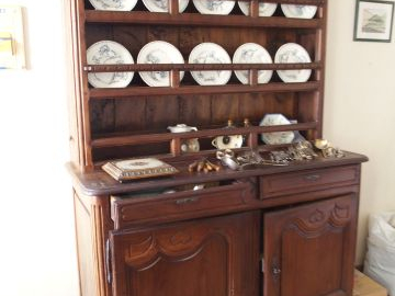 Buffet vaisselier deux corps de style Louis XV en noyer ouvrant à deux