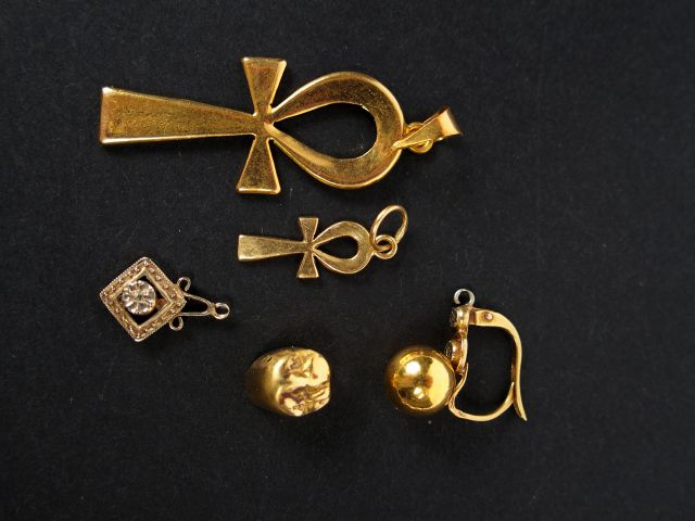 Lot d'or comprenant 2 croix égyptiennes, une dent, une perle et un per