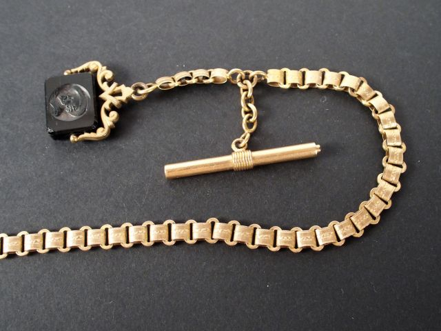 Giletière en or jaune ornée d'une intaille sur pierre noire "Profil d'