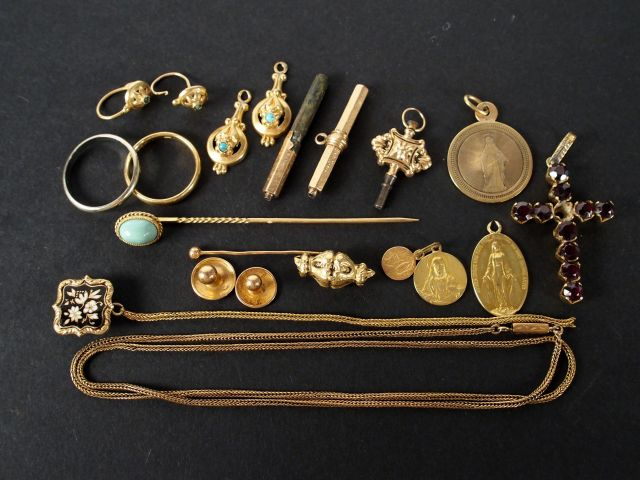 Lot d'or comprenant 4 médailles, 2 boutons de col, croix et pierres ro