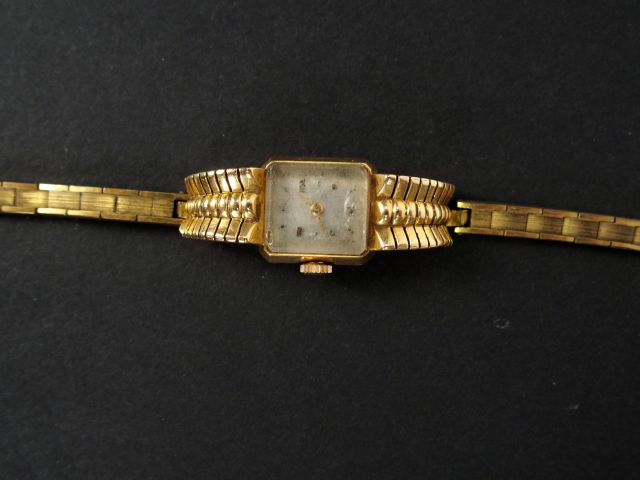 Montre de dame Art déco, boitier rectangulaire en or jaune. Poids tel: