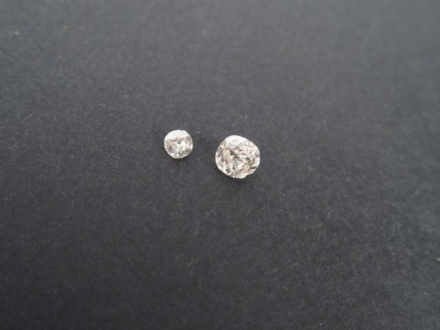 Diamant taille coussin de 0,80cts environ sur papier. On y joint un di