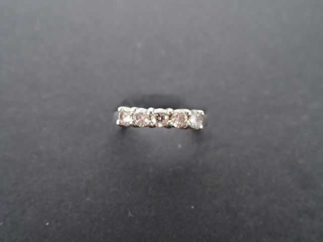 Alliance monture or blanc, ornée de 5 brillants de 0,15cts environ. TD