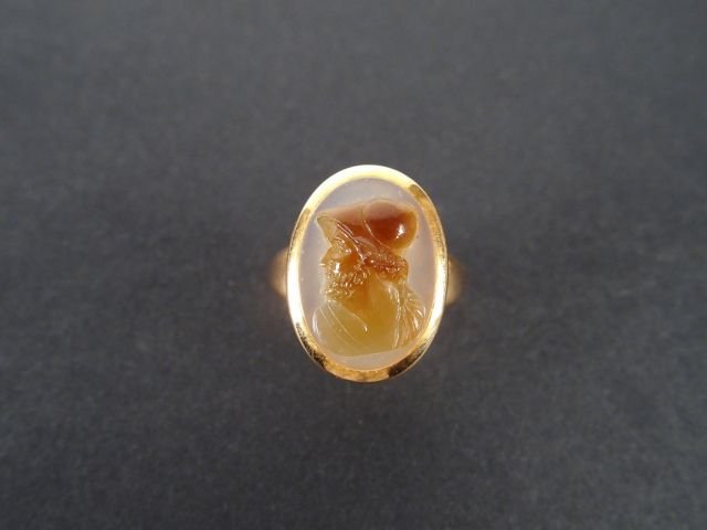 Bague monture or jaune ornée d'un camée pierre dure "Profil d'homme". 