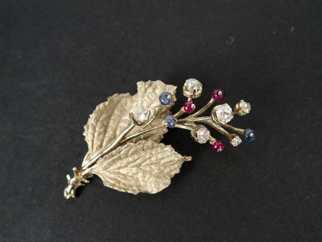 Broche monture or blanc en forme de branche fleurie rehaussée de diama