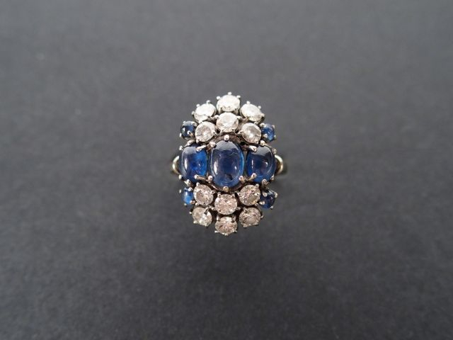 Bague 1940 monture or blanc ornée de 3 saphirs taille cabochon disposé