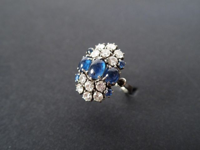 Bague 1940 monture or blanc ornée de 3 saphirs taille cabochon disposé