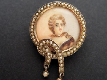 Jolie broche Napoléon III monture argent pavée de petites perles grise