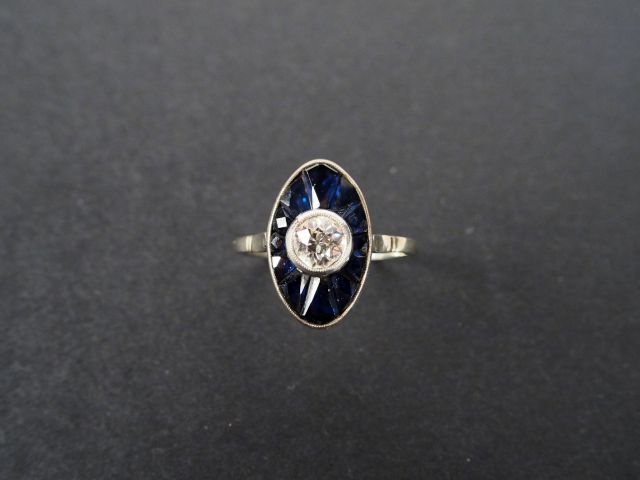 Bague années 30 monture or blanc, sertie en son centre d'un diamant ta