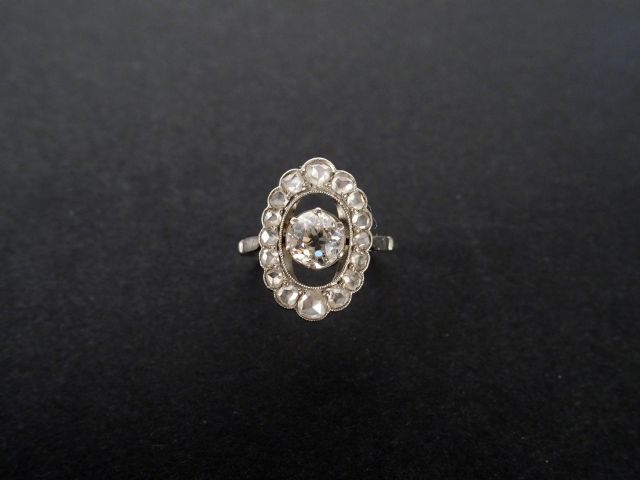 Bague années 20 monture platine, ornée en son centre d'un diamant tail