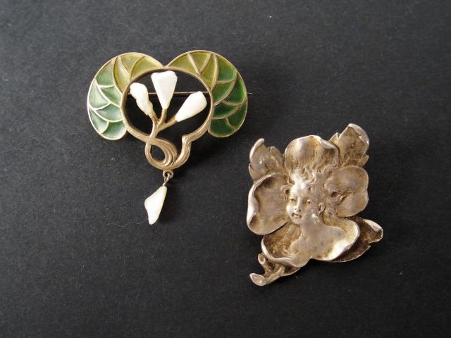 2 broches Art Nouveau en argent, l'une ornée de perles.