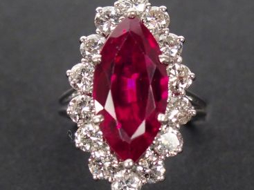 Bague marquise monture or blanc, ornée en son centre d'un rubis synthé