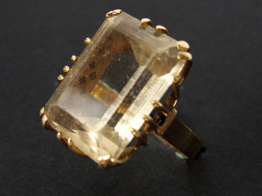 Bague 1960 monture or jaune, ornée d'une citrine taille rectangulaire 