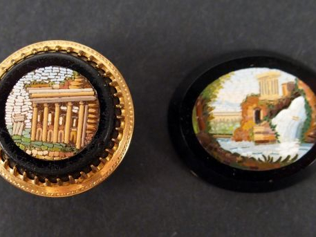 Bouton de manchette monture or, décor de micromosaïque représentant un