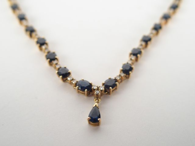 Chaîne maille plate en or jaune ornée de 16 saphirs tailles émeraude d