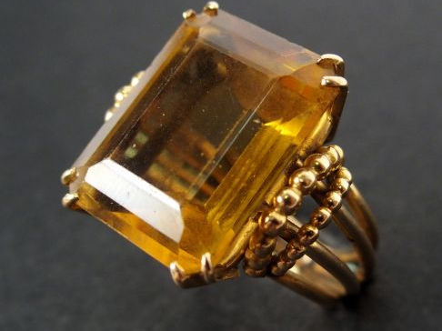 Bague 1960 monture or jaune travaillée, ornée d'une citrine taille rec