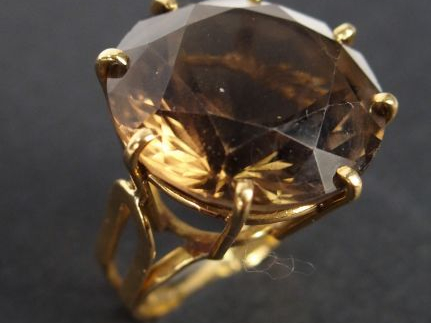 Bague 1960 monture or jane, ornée d'un quartz fumé taille brillant de 