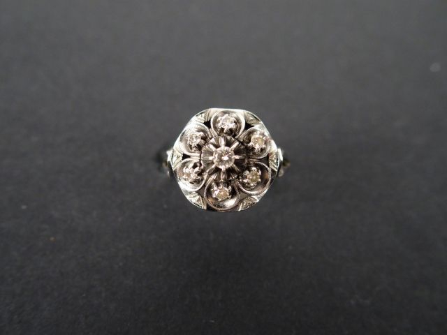 Bague ancienne monture or blanc, forme marguerite, rehaussée de brilla