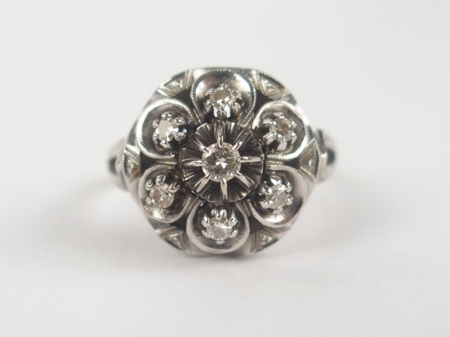 Bague ancienne monture or blanc, forme marguerite, rehaussée de brilla