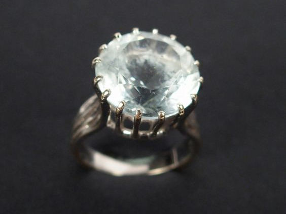 Bague monture or blanc ornée d'un quartz.   TDD 53 Poids tel: 7,2gr