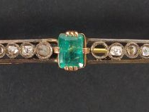 Broche barette monture or et argent, sertie en son centre d'une émerau