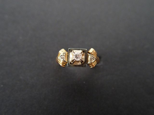 Bague 1950 monture or jaune ornée d'un brillant de 0,10cts environ et 