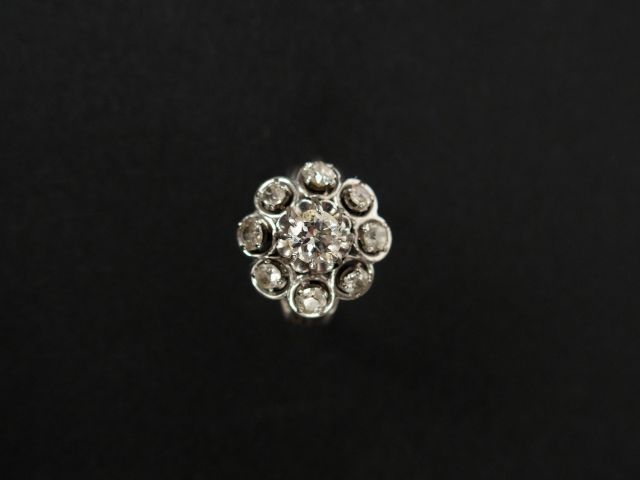 Bague marguerite monture or blanc, ornée de pierres à l'imitation du d