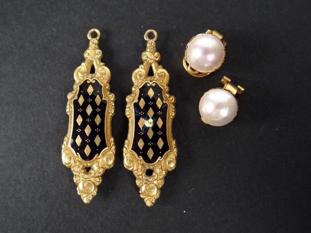 Paire de boucle d'oreilles monture or jaune et demi-perles rosées. On 