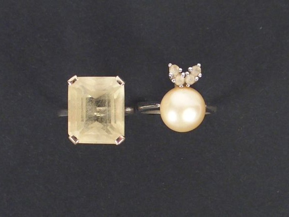 Bague monture or blanc, ornée d'une citrine taille rectangulaire de 13