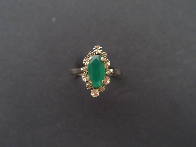Bague marquise monture or blanc, ornée en son centre d'une émeraude de