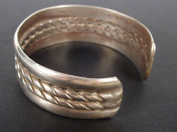 Bracelet jonc ouvert en argent bas-titre. Poids: 59,3gr