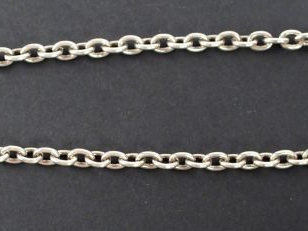 Vente aux enchères Collier ras de cou maillon en argent, fermoir en forme de menottes. 40
