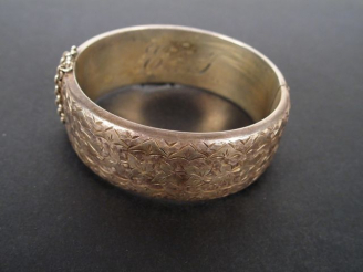 Vente aux enchères Bracelet jonc en argent décor gravé de frises de feuilles. Fermoir à c