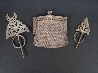 Vente aux enchères Bourse argent et 2 fibules en argent. Poids: 55gr