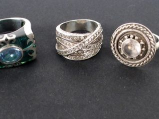 5 bagues monture argent et pierres de couleur.  Poids tel: 45,1gr