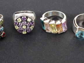 Vente aux enchères 6 bagues monture argent et pierres de couleur. Poids tel: 53,3gr